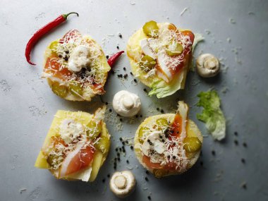 Masanın üzerine etli sandviç