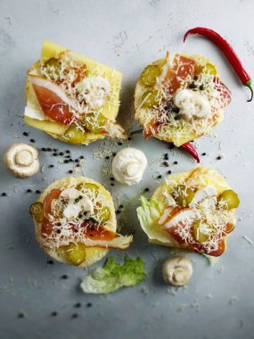 Masanın üzerine etli sandviç