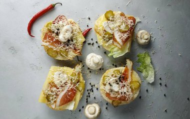 Masanın üzerine etli sandviç