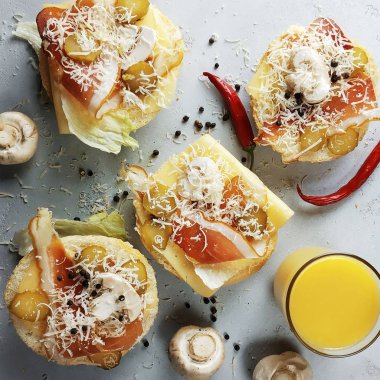 Masanın üzerine etli sandviç