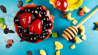 Lezzetli kek çilek ile