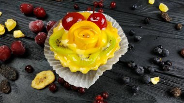 Lezzetli kek çilek ile