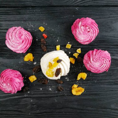 Lezzetli kek çilek ile