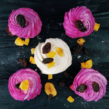 Lezzetli kek çilek ile