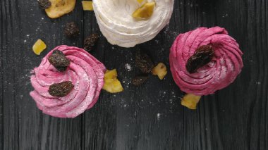 Lezzetli kek çilek ile