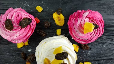 Lezzetli kek çilek ile