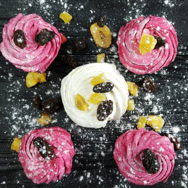 Lezzetli kek çilek ile