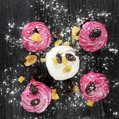 Lezzetli kek çilek ile