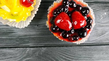 Lezzetli kek çilek ile