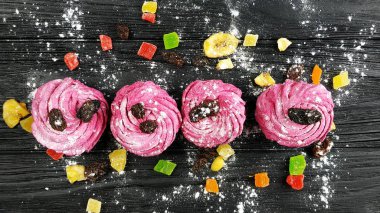 Lezzetli kek çilek ile