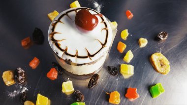 Lezzetli kek çilek ile