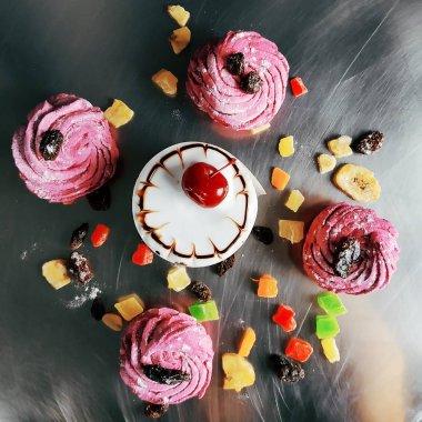 Lezzetli kek çilek ile