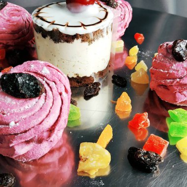 Lezzetli kek çilek ile