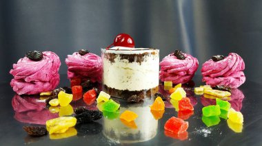 Lezzetli kek çilek ile