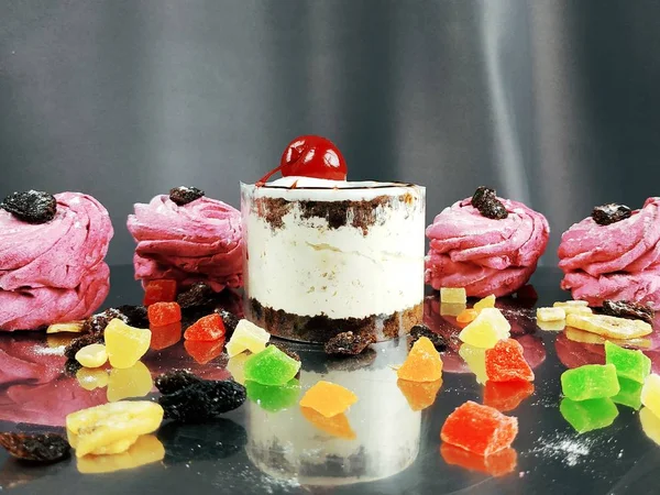 Lezzetli kek çilek ile