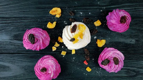 Lezzetli kek çilek ile