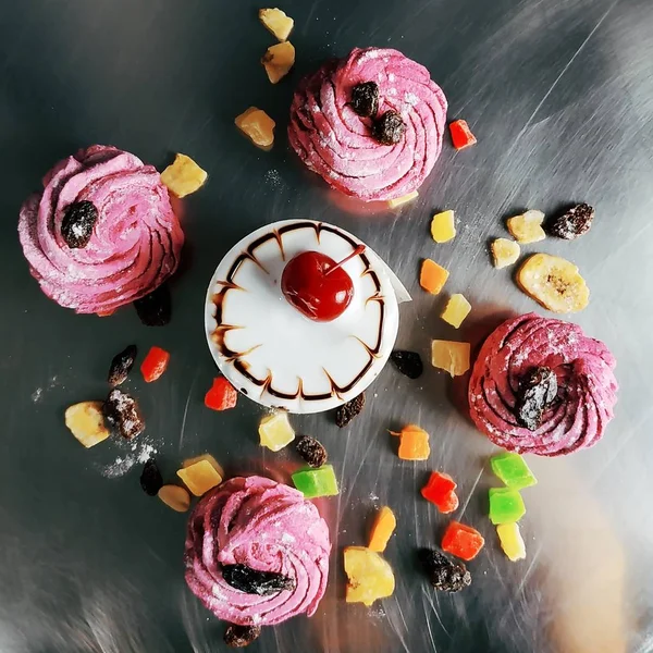 Lezzetli kek çilek ile