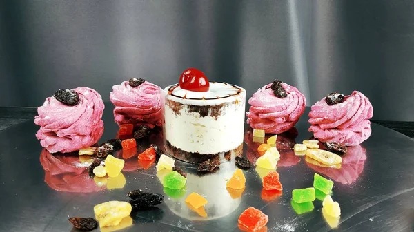 Lezzetli kek çilek ile