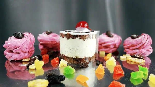 Lezzetli kek çilek ile