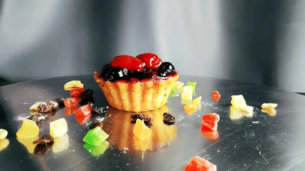 美味的蛋糕与浆果 — 图库照片