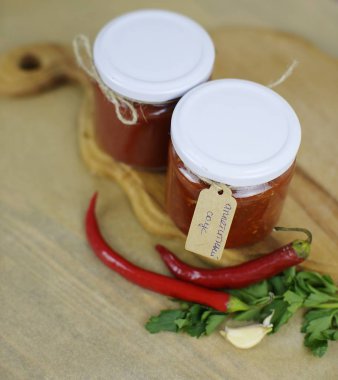 şişe masanın üzerinde soslar