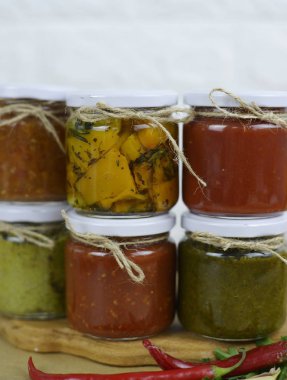 şişe masanın üzerinde soslar