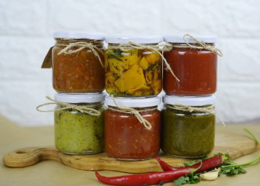 şişe masanın üzerinde soslar