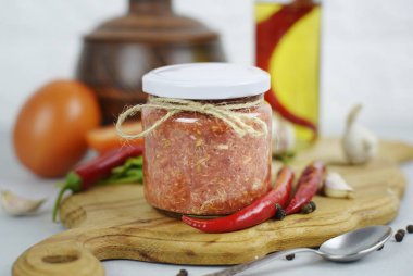 şişe masanın üzerinde soslar