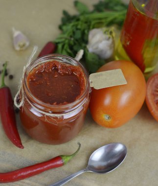 şişe masanın üzerinde soslar