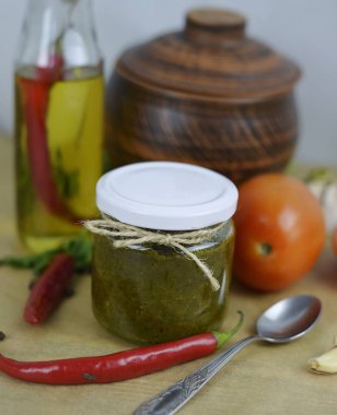 şişe masanın üzerinde soslar