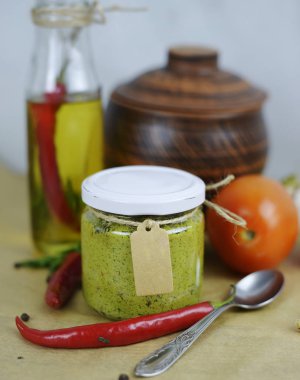 şişe masanın üzerinde soslar