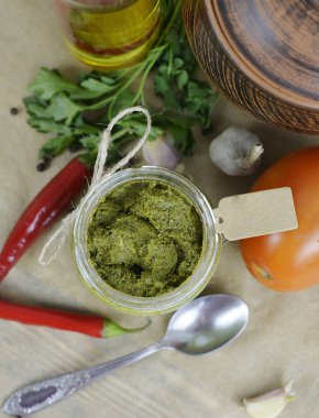 şişe masanın üzerinde soslar