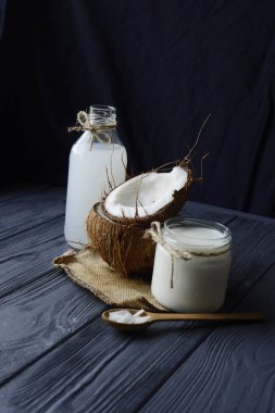 Tahta bir masada hindistan cevizi