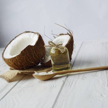 Tahta bir masada hindistan cevizi