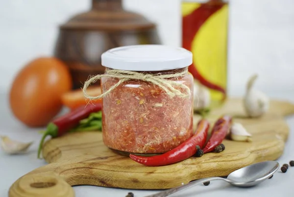 şişe masanın üzerinde soslar