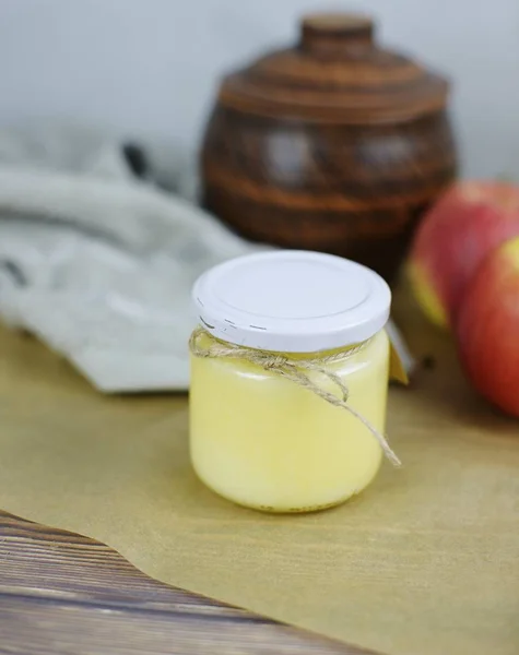 Salsas Botellas Sobre Mesa —  Fotos de Stock