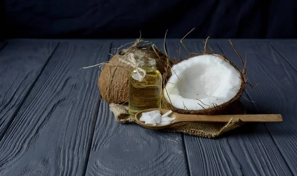 Kokosnuss Auf Einem Holztisch — Stockfoto