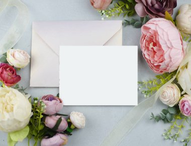 çiçekler arka plan üzerinde beyaz kağıdın