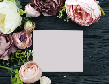 çiçekler arka plan üzerinde beyaz kağıdın