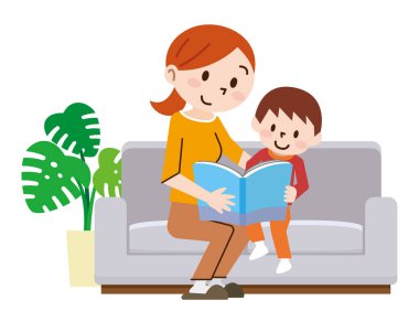 Mutlu aile kanepede birlikte kitap okumak