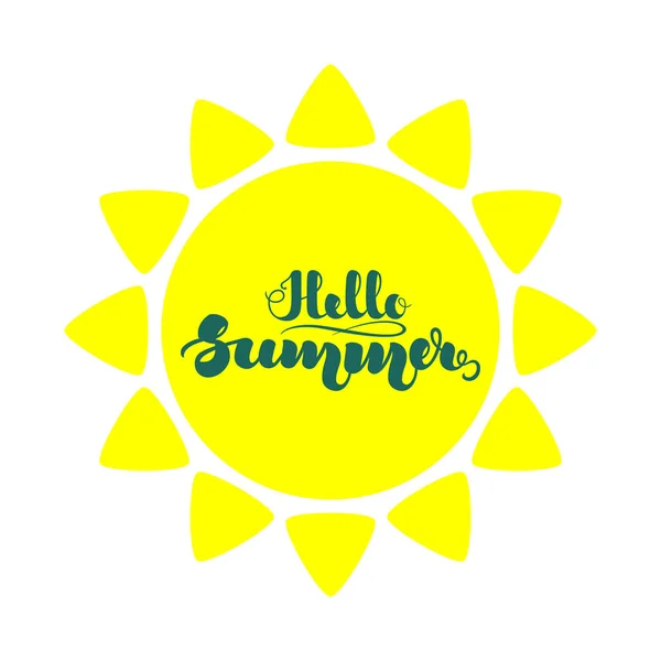 Ícone plano do sol e letras manuscritas "Hello Summer". Ilustração vetorial isolada sobre fundo branco. EPS10 . — Vetor de Stock