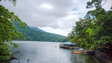Sakin Bulusan gölde Sorsogon, Filipinler.