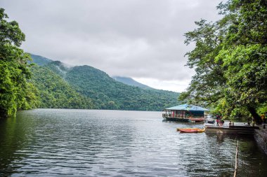 Sakin Bulusan gölde Sorsogon, Filipinler.