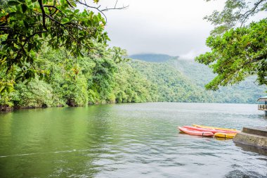 Sakin Bulusan gölde Sorsogon, Filipinler.