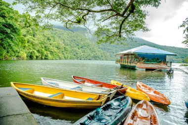 Sakin Bulusan gölde Sorsogon, Filipinler.