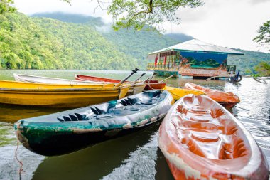 Sakin Bulusan gölde Sorsogon, Filipinler.