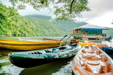 Sakin Bulusan gölde Sorsogon, Filipinler.