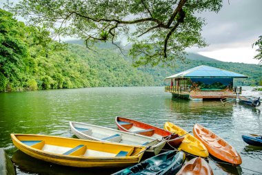 Sakin Bulusan gölde Sorsogon, Filipinler.