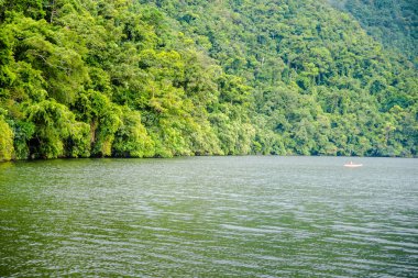Sakin Bulusan gölde Sorsogon, Filipinler.