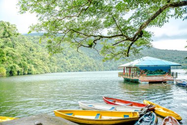 Sakin Bulusan gölde Sorsogon, Filipinler.